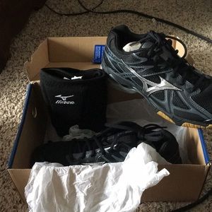 Mizuno Wave Bolt 4 Volleyball Shoes & Knee Pads